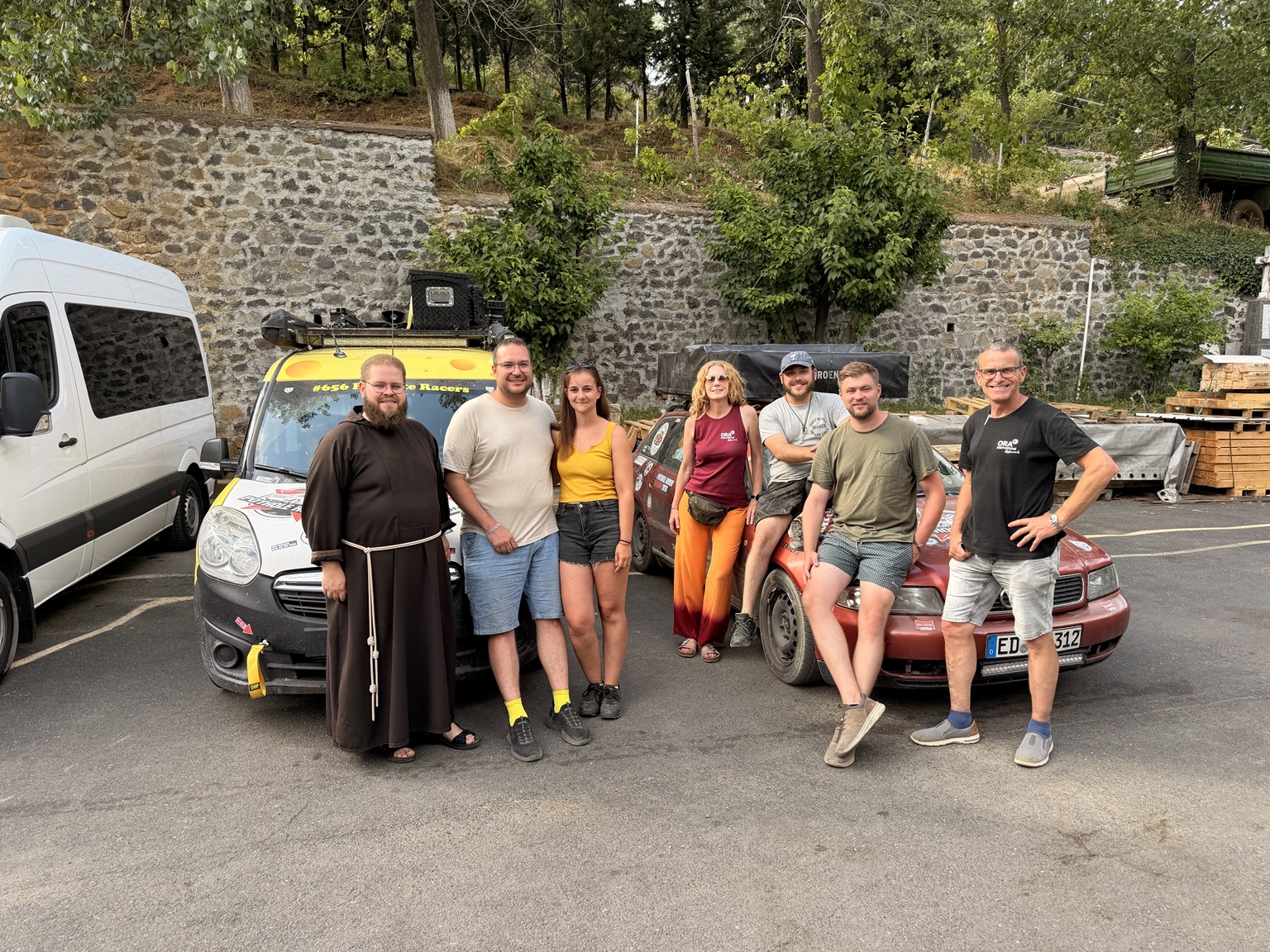 Gruppenfoto mit Chanti und Ricci beim Charity-Checkpoint in Albanien