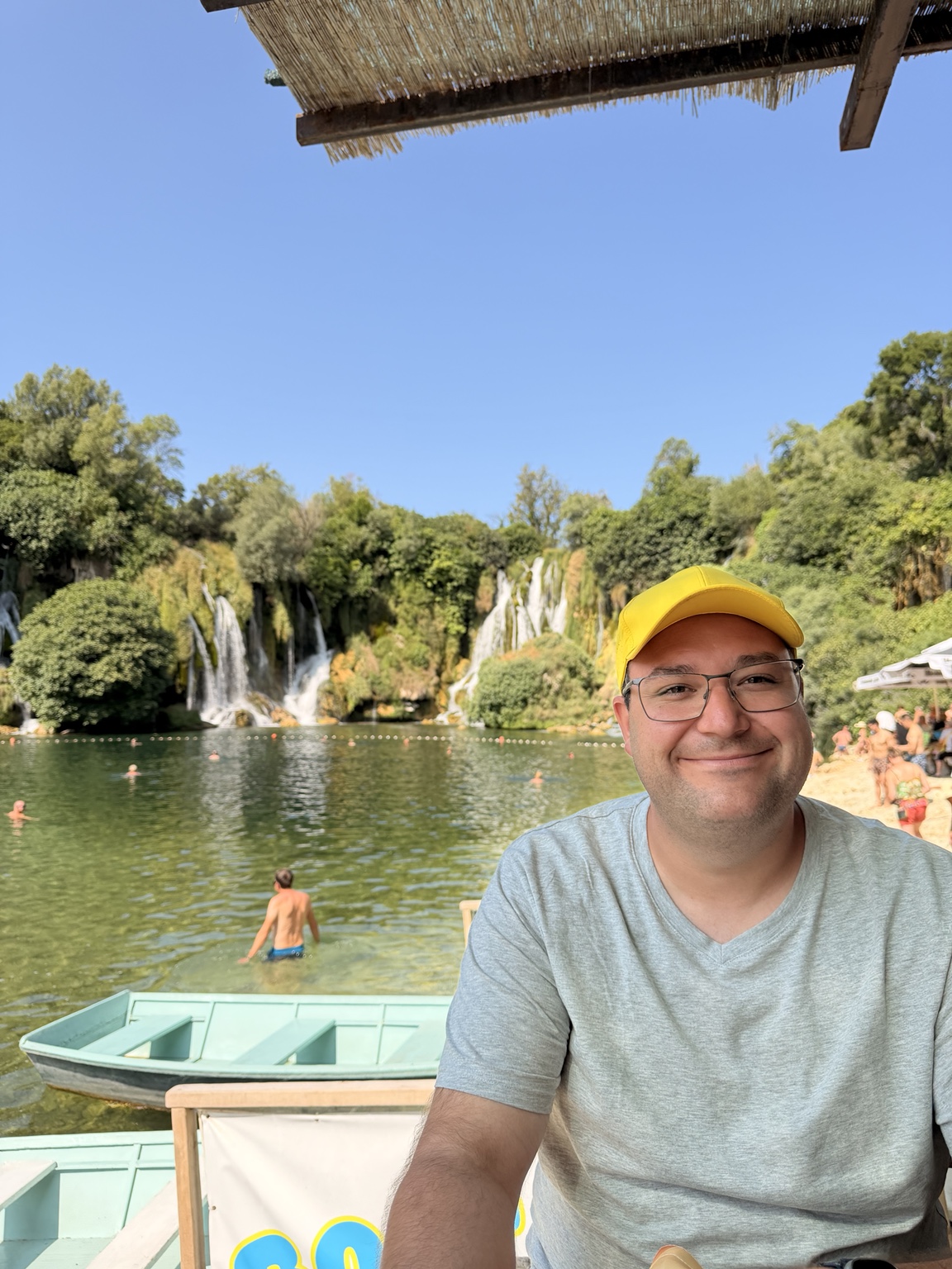 Ricci an einem Wasserfall auf der Reise